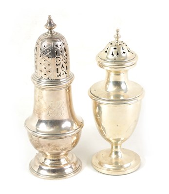 Lot 335 - A LARGE 20TH CENTURY SILVER SUGAR SHAKER