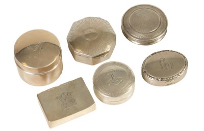 Lot 348 - A COLLECTION OF FIVE LATE 19TH/EARLY 20TH CENTURY ENGLISH AND CONTINENTAL SILVER PATCH/ PILL BOXES