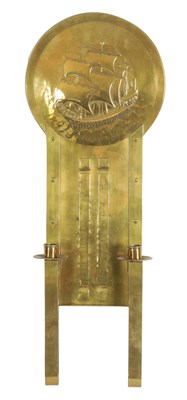 Lot 571 - AN ARTS AND CRAFTS BRASS WALL SCONCE