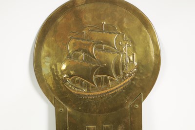 Lot 571 - AN ARTS AND CRAFTS BRASS WALL SCONCE