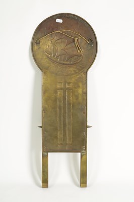 Lot 571 - AN ARTS AND CRAFTS BRASS WALL SCONCE