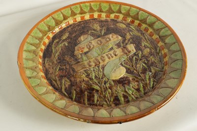 Lot 96 - A LATE 18TH/EARLY 19TH CENTURY DUTCH SLIP GLAZE CHARGER