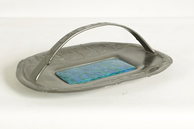 Lot 550 - A STYLISH ARTS AND CRAFTS LIBERTY & Co SHAPED RECTANGULAR PEWTER DISH WITH RAISED HANDLE