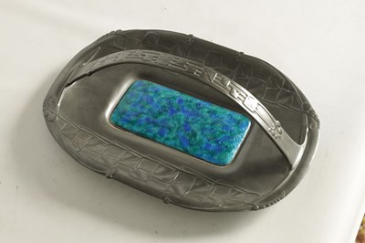 Lot 550 - A STYLISH ARTS AND CRAFTS LIBERTY & Co SHAPED RECTANGULAR PEWTER DISH WITH RAISED HANDLE