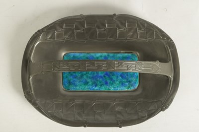 Lot 550 - A STYLISH ARTS AND CRAFTS LIBERTY & Co SHAPED RECTANGULAR PEWTER DISH WITH RAISED HANDLE