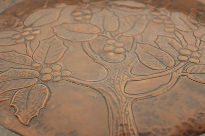 Lot 580 - A STYLISH ARTS AND CRAFTS HAMMERED PEWTER LARGE HANGING DISH