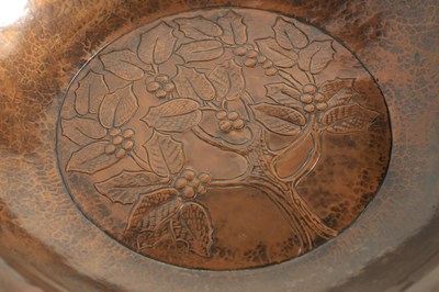 Lot 580 - A STYLISH ARTS AND CRAFTS HAMMERED PEWTER LARGE HANGING DISH