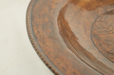 Lot 580 - A STYLISH ARTS AND CRAFTS HAMMERED PEWTER LARGE HANGING DISH