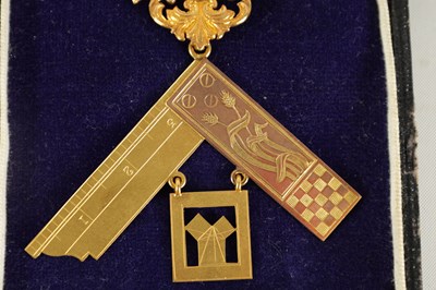 Lot 183 - A LARGE MASONIC 9ct .375 HALLMARKED YELLOW GOLD ENAMEL AND STERLING SILVER MEDAL