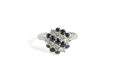 Lot 201 - AN 18 CT WHITE GOLD DIAMOND AND SAPPHIRE LADIES RING