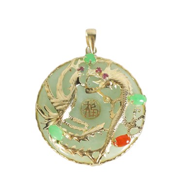 Lot 190 - AN APPLE GREEN AND JEWELLED 14K GOLD CIRCULAR PENDANT