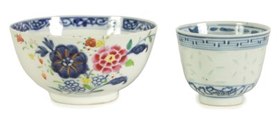 Lot 162 - AN 18TH CENTURY CHINESE BLUE AND WHITE CUP