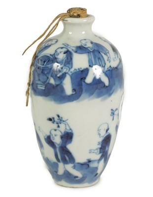 Lot 152 - AN 18TH/19TH CENTURY CHINESE BLUE AND WHITE SNUFF BOTTLE
