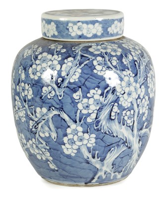 Lot 164 - A LARGE 19TH CENTURY CHINESE BLUE AND WHITE GINGER JAR AND COVER