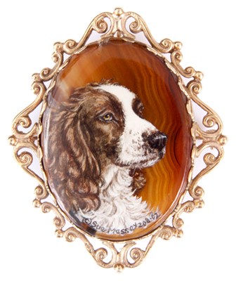 Lot 334 - A 9ct GOLD MOUNTED AGATE BROOCH with finely...