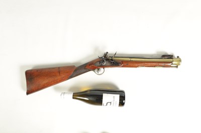 Lot 497 - AN EARLY 19TH CENTURY FLINTLOCK BLUNDERBUSS WITH OVER FLICK BAYONET BY WALLIS OF HULL