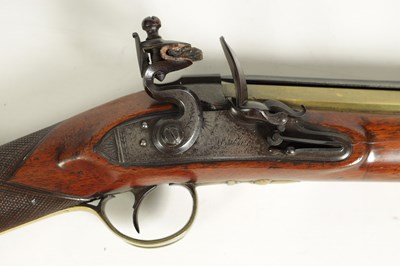 Lot 497 - AN EARLY 19TH CENTURY FLINTLOCK BLUNDERBUSS WITH OVER FLICK BAYONET BY WALLIS OF HULL