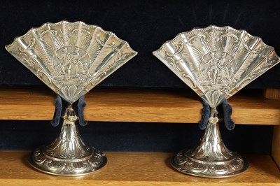 Lot 360 - A CASED SET OF FOUR LATE VICTORIAN NOVELTY SILVER MENU HOLDERS MODELLED AS FANS