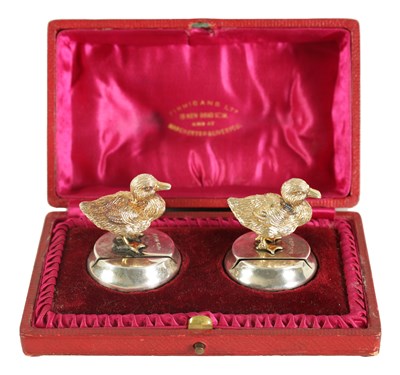 Lot 418 - A CASED PAIR OF SILVER AND SILVER GILT MENU HOLDERS FORMED AS DUCKS