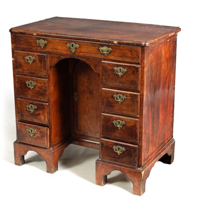 Lot 1019 - A QUEEN ANNE STRUNG INLAID FIGURED WALNUT KNEEHOLE DESK