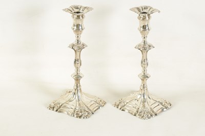 Lot 400 - A PAIR OF GEORGE III CAST SILVER 'ROCOCO' CANDLESTICKS