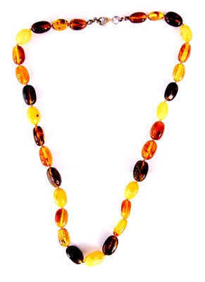 Lot 363 - AN AMBER BEAD NECKLACE on string of graduated...