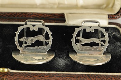 Lot 376 - A CASED SET OF FOUR SILVER FOX AND HOUNDS MENU HOLDERS