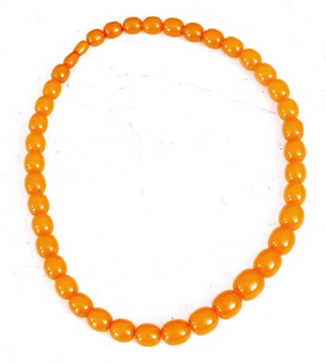 Lot 372 - AN AMBER BEAD NECKLACE on string, of graduated...