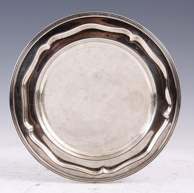 Lot 18 - A SILVER SHALLOW CIRCULAR DISH of plain design...