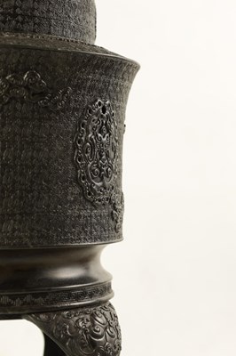 Lot 152 - A LARGE MEIJI PERIOD JAPANESE BRONZE KORO AND COVER