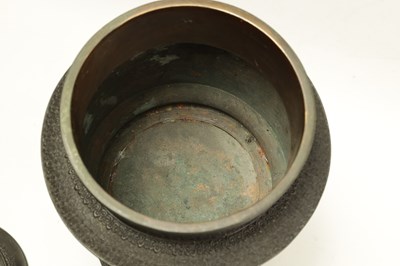 Lot 152 - A LARGE MEIJI PERIOD JAPANESE BRONZE KORO AND COVER