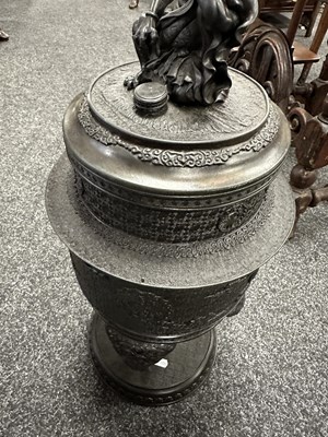 Lot 152 - A LARGE MEIJI PERIOD JAPANESE BRONZE KORO AND COVER
