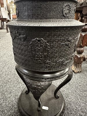 Lot 152 - A LARGE MEIJI PERIOD JAPANESE BRONZE KORO AND COVER