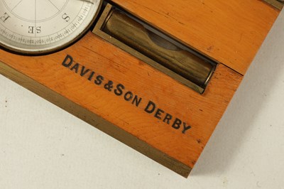 Lot 407 - A GOOD QUALITY LARGE BOXWOOD AND BRASS INCLINOMETER LEVEL BY DAVIS & SON. DERBY