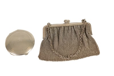 Lot 332 - A GEORGE V  CHAINWORK SILVER LADIES EVENING PURSE AND A POWDER COMPACT