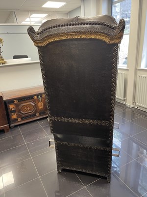 Lot 103 - AN EARLY/MID18TH CENTURY CARVED GILT-WOOD AND STUDDED LEATHER SEDAN CHAIR