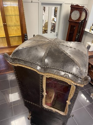 Lot 103 - AN EARLY/MID18TH CENTURY CARVED GILT-WOOD AND STUDDED LEATHER SEDAN CHAIR