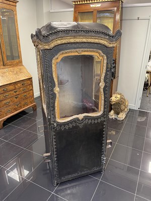 Lot 103 - AN EARLY/MID18TH CENTURY CARVED GILT-WOOD AND STUDDED LEATHER SEDAN CHAIR