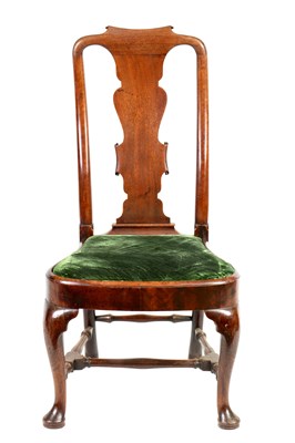 Lot 1022 - AN EARLY 18TH WALNUT CABRIOLE LEG CHAIR