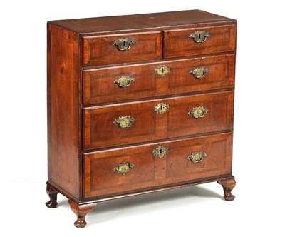 Lot 933 - AN EARLY 18TH CENTURY QUEEN ANNE FIGURED WALNUT BACHELORS CHEST