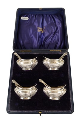 Lot 321 - AN EDWARD VII CASED SET OF FOUR SILVER OPEN SALTS AND SPOONS