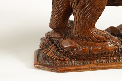 Lot 860 - A LATE 19TH CENTURY CARVED BLACK FOREST BEAR TRINKET BOX