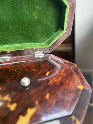 Lot 894 - A GEORGIAN STYLE TORTOISESHELL AND SILVER MOUNTED TEA CADDY