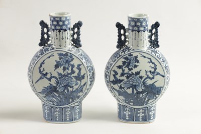 Lot 161 - A PAIR OF 19TH CENTURY CHINESE BLUE AND WHITE MOON FLASKS