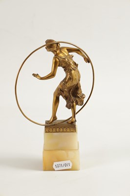 Lot 520 - AN ART DECO GILT BRONZE FIGURE GROUP