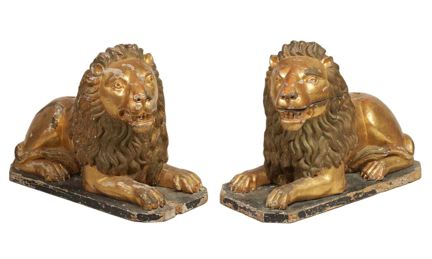 Lot 499 - A GOOD LARGE PAIR OF 18TH CENTURY CARVED GILT WOOD ITALIAN RECUMBENT LIONS