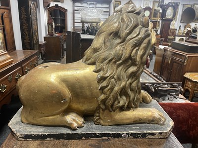 Lot 499 - A GOOD LARGE PAIR OF 18TH CENTURY CARVED GILT WOOD ITALIAN RECUMBENT LIONS