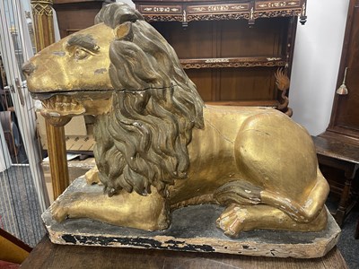 Lot 499 - A GOOD LARGE PAIR OF 18TH CENTURY CARVED GILT WOOD ITALIAN RECUMBENT LIONS