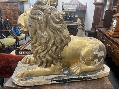 Lot 499 - A GOOD LARGE PAIR OF 18TH CENTURY CARVED GILT WOOD ITALIAN RECUMBENT LIONS