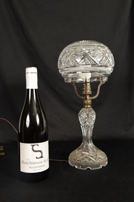 Lot 2 - AN EARLY 20TH CENTURY CUT GLASS TABLE LAMP